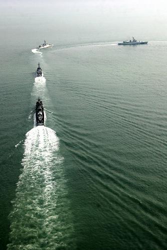7月的東海,波濤洶涌。海軍東海艦隊某驅(qū)逐艦支隊在這里布兵演陣。導(dǎo)彈騰飛、艦炮噴焰……在數(shù)個晝夜里,官兵戰(zhàn)風(fēng)斗浪,圓滿完成了防空武器遠近結(jié)合連續(xù)抗導(dǎo)、艦艇編隊在復(fù)雜電磁環(huán)境下遂行遠程精確打擊和綜合防空反導(dǎo)等一批高難度課目訓(xùn)練任務(wù),使部隊一體化作戰(zhàn)能力得到大幅提高。自1949年組建以來,被譽為“海上王牌師”的這個支隊先后取得了解放一江山島等七戰(zhàn)七捷的輝煌戰(zhàn)績,創(chuàng)下了首次艦艇編隊出訪、首次赴海外參加聯(lián)合軍演等32項記錄,圓滿完成上百次戰(zhàn)備演習(xí)等重大任務(wù),連續(xù)12年被總部評為“軍事訓(xùn)練一級單位”。 這是艦艇編隊行進在海上(資料照片)。新華社稿(劉亞迅攝)