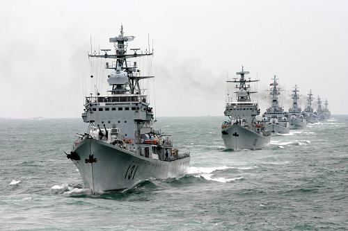 7月的東海,波濤洶涌。海軍東海艦隊某驅(qū)逐艦支隊在這里布兵演陣。導(dǎo)彈騰飛、艦炮噴焰……在數(shù)個晝夜里,官兵戰(zhàn)風(fēng)斗浪,圓滿完成了防空武器遠近結(jié)合連續(xù)抗導(dǎo)、艦艇編隊在復(fù)雜電磁環(huán)境下遂行遠程精確打擊和綜合防空反導(dǎo)等一批高難度課目訓(xùn)練任務(wù),使部隊一體化作戰(zhàn)能力得到大幅提高。自1949年組建以來,被譽為“海上王牌師”的這個支隊先后取得了解放一江山島等七戰(zhàn)七捷的輝煌戰(zhàn)績,創(chuàng)下了首次艦艇編隊出訪、首次赴海外參加聯(lián)合軍演等32項記錄,圓滿完成上百次戰(zhàn)備演習(xí)等重大任務(wù),連續(xù)12年被總部評為“軍事訓(xùn)練一級單位”。 這是支隊艦艇編隊航行(資料照片)。新華社稿(劉亞迅攝)