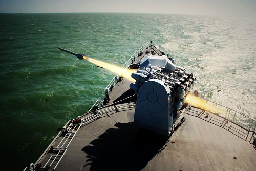 7月的東海,波濤洶涌。海軍東海艦隊某驅(qū)逐艦支隊在這里布兵演陣。導(dǎo)彈騰飛、艦炮噴焰……在數(shù)個晝夜里,官兵戰(zhàn)風(fēng)斗浪,圓滿完成了防空武器遠近結(jié)合連續(xù)抗導(dǎo)、艦艇編隊在復(fù)雜電磁環(huán)境下遂行遠程精確打擊和綜合防空反導(dǎo)等一批高難度課目訓(xùn)練任務(wù),使部隊一體化作戰(zhàn)能力得到大幅提高。自1949年組建以來,被譽為“海上王牌師”的這個支隊先后取得了解放一江山島等七戰(zhàn)七捷的輝煌戰(zhàn)績,創(chuàng)下了首次艦艇編隊出訪、首次赴海外參加聯(lián)合軍演等32項記錄,圓滿完成上百次戰(zhàn)備演習(xí)等重大任務(wù),連續(xù)12年被總部評為“軍事訓(xùn)練一級單位”。 這是發(fā)射對空導(dǎo)彈(資料照片)。新華社稿(劉亞迅攝)