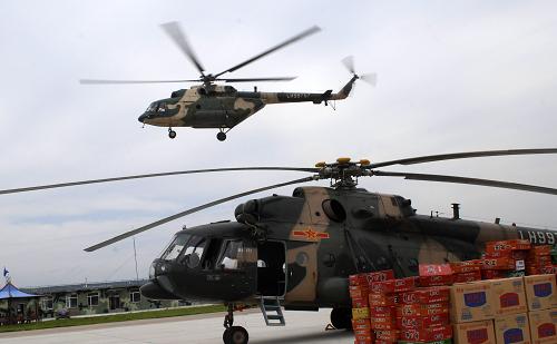 沈陽(yáng)軍區(qū)某陸航團(tuán)的直升機(jī)搭載食品、帳篷,緊急出航(7月30日攝)。7月30日,吉林省安圖縣告急:因水災(zāi)造成部分災(zāi)區(qū)食物短缺。已連續(xù)奮戰(zhàn)兩天的沈陽(yáng)軍區(qū)某陸團(tuán)99748號(hào)、99757號(hào)機(jī)組顧不上休整,緊急出動(dòng)增援,先后向安圖縣新興鄉(xiāng)、萬(wàn)寶鎮(zhèn)等地投送食品、飲用水、消毒液10余噸,帳篷100頂,有效地緩解了災(zāi)區(qū)民眾飲食、居住等生活困難。新華社發(fā)(姜和春 攝)