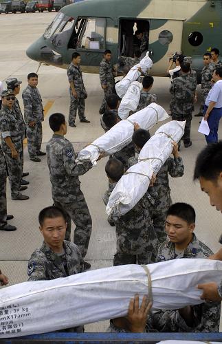 沈陽(yáng)軍區(qū)某陸航團(tuán)官兵向直升機(jī)上裝載帳篷(7月30日攝)。7月30日,吉林省安圖縣告急:因水災(zāi)造成部分災(zāi)區(qū)食物短缺。已連續(xù)奮戰(zhàn)兩天的沈陽(yáng)軍區(qū)某陸團(tuán)99748號(hào)、99757號(hào)機(jī)組顧不上休整,緊急出動(dòng)增援,先后向安圖縣新興鄉(xiāng)、萬(wàn)寶鎮(zhèn)等地投送食品、飲用水、消毒液10余噸,帳篷100頂,有效地緩解了災(zāi)區(qū)民眾飲食、居住等生活困難。新華社發(fā)(姜和春 攝)