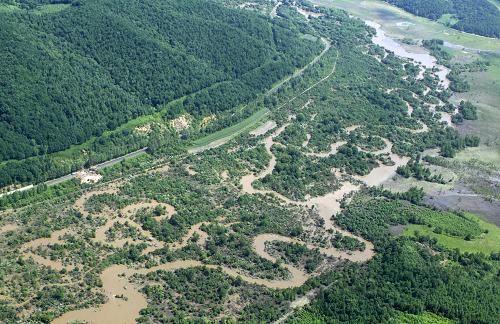 吉林安圖縣萬(wàn)寶鎮(zhèn)附近洪水漫出河道(7月30日攝)。從27日18時(shí)開(kāi)始,吉林省延邊朝鮮族自治州普降大到暴雨,據(jù)延邊州氣象部門(mén)不完全統(tǒng)計(jì),截至28日17時(shí),延邊平均降雨量達(dá)到87.0毫米,其中在省道203線古洞河流域的清溝站點(diǎn),降雨量達(dá)到200多毫米。此次洪水造成安圖縣新合鄉(xiāng)、萬(wàn)寶鎮(zhèn)成為孤島,受災(zāi)人數(shù)達(dá)到6000余人。新華社發(fā)(姜和春攝)