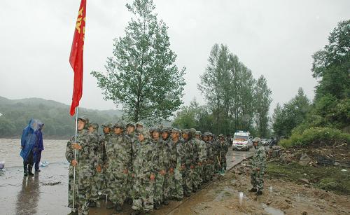 7月31日,沈陽軍區(qū)某部救援官兵在安圖縣萬寶鎮(zhèn)列隊(duì)準(zhǔn)備救援。當(dāng)日,隨著吉林省安圖縣萬寶鎮(zhèn)洪水有所減退,250名解放軍官兵為這座“孤島”打通了生命補(bǔ)給線,共向該鎮(zhèn)運(yùn)送60噸救災(zāi)物資,確保當(dāng)?shù)厥転?zāi)群眾使用10天左右。受連日暴雨影響,吉林省安圖縣境內(nèi)大沙河河水漫堤,多條鄉(xiāng)鎮(zhèn)公路被大水沖毀,萬寶鎮(zhèn)等地一度成為“孤島”。新華社記者 王猛 攝