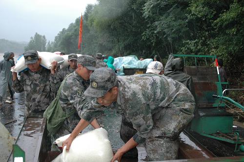 7月31日,沈陽軍區(qū)某部救援官兵在幫助受災(zāi)嚴(yán)重的安圖縣萬寶鎮(zhèn)村民運(yùn)送救援物資。當(dāng)日,隨著吉林省安圖縣萬寶鎮(zhèn)洪水有所減退,250名解放軍官兵為這座“孤島”打通了生命補(bǔ)給線,共向該鎮(zhèn)運(yùn)送60噸救災(zāi)物資,確保當(dāng)?shù)厥転?zāi)群眾使用10天左右。受連日暴雨影響,吉林省安圖縣境內(nèi)大沙河河水漫堤,多條鄉(xiāng)鎮(zhèn)公路被大水沖毀,萬寶鎮(zhèn)等地一度成為“孤島”。新華社記者 王猛 攝