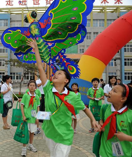 8月2日,學(xué)生們?cè)陂_營(yíng)儀式上放飛風(fēng)箏。 當(dāng)日,“中華誦”全國中小學(xué)生夏令營(yíng)開營(yíng)儀式在山東壽光世紀(jì)中學(xué)舉行,來自全國29個(gè)省區(qū)市的150名中小學(xué)生代表參加開營(yíng)式。新華社記者 范長(zhǎng)國 攝