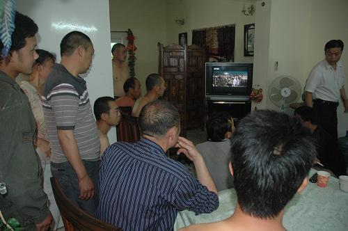 8月2日,在巴基斯坦首都伊斯蘭堡,被轉(zhuǎn)移的中國工人在招待所內(nèi)休息,等待回國。巴基斯坦西北部地區(qū)近日連降暴雨,中國公司在開伯爾-普什圖省科西斯坦地區(qū)承建的都伯瓦水電項(xiàng)目29日遭洪水襲擊,272名中國工程人員受困,3人失蹤。目前,被困中國工人已經(jīng)被轉(zhuǎn)移至安全地區(qū),大部分人員已抵達(dá)首都伊斯蘭堡。新華社記者 田寶劍 攝
