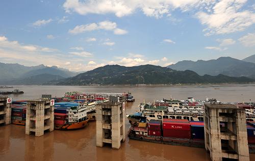 8月2日,貨輪??吭谌龒{庫(kù)區(qū)秭歸縣茅坪鎮(zhèn)仙人橋錨地等待過(guò)閘。 因長(zhǎng)江上游來(lái)水持續(xù)減弱,8月2日14時(shí)三峽入庫(kù)流量跌破2萬(wàn)立方米/秒關(guān)口,已降至19000立方米/秒,低于出庫(kù)流量。三峽水庫(kù)水位31日達(dá)到今年新高后緩慢回落,目前已落至159.47米。新華社發(fā)(鄭家裕 攝)