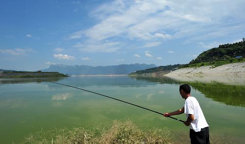 8月2日,一名漁民在三峽壩前釣魚。 因長(zhǎng)江上游來(lái)水持續(xù)減弱,8月2日14時(shí)三峽入庫(kù)流量跌破2萬(wàn)立方米/秒關(guān)口,已降至19000立方米/秒,低于出庫(kù)流量。三峽水庫(kù)水位31日達(dá)到今年新高后緩慢回落,目前已落至159.47米。新華社發(fā)(鄭家裕 攝)