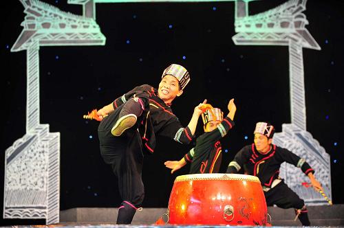 8月2日,廣西演員在世博園寶鋼大舞臺進行猴鼓表演。當(dāng)日,以“壯美廣西,人居天堂” 為主題的世博會廣西活動周開幕?;顒又芷陂g,廣西將向游客奉上特色民族文化大餐,向世界展演廣西民族文化藝術(shù)的精彩,以多姿多彩的民族歌舞和非物質(zhì)文化遺產(chǎn)節(jié)目,通過“特、美、情、新”的藝術(shù)呈現(xiàn)形式向世界描繪“壯美廣西,人居天堂”的人文風(fēng)貌。新華社記者 黃孝邦 攝