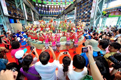 8月2日,廣西演員在世博園寶鋼大舞臺展演區(qū)的歌舞表演吸引了眾多游客。當(dāng)日,以“壯美廣西,人居天堂” 為主題的世博會廣西活動周開幕?;顒又芷陂g,廣西將向游客奉上特色民族文化大餐,向世界展演廣西民族文化藝術(shù)的精彩,以多姿多彩的民族歌舞和非物質(zhì)文化遺產(chǎn)節(jié)目,通過“特、美、情、新”的藝術(shù)呈現(xiàn)形式向世界描繪“壯美廣西,人居天堂”的人文風(fēng)貌。新華社記者 黃孝邦 攝