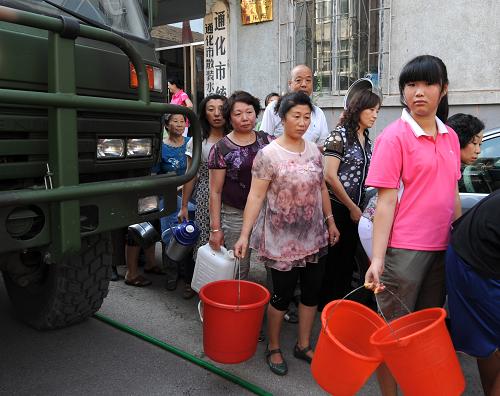 8月2日,通化市東昌區(qū)龍泉街道秀泉社區(qū)居民在送水車邊排隊(duì)接水。當(dāng)日,吉林省通化市設(shè)立22個(gè)供水點(diǎn),出動(dòng)消防車輛180臺(tái)次,送水1700多噸,緩解30萬(wàn)城市居民生活用水困難。同時(shí),團(tuán)市委組織大批志愿者深入到居民區(qū),為老弱病殘、行動(dòng)不便的居民提供上門送水服務(wù),市區(qū)自備水源的單位一律對(duì)社會(huì)免費(fèi)開放,在市區(qū)增設(shè)臨時(shí)公廁,機(jī)關(guān)、學(xué)校、企業(yè)事業(yè)單位的公廁一律向社會(huì)開放。7月31日2時(shí)至8時(shí),通化市集中普降大到暴雨,當(dāng)?shù)赝ㄍ鶅羲畯S的4條自來(lái)水輸水管線全部被洪水沖斷。目前有關(guān)部門正全力組織人力物力進(jìn)行搶修。新華社記者 蔣林 攝