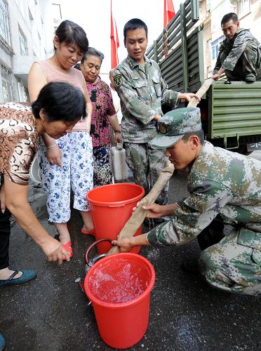 8月2日,通化市駐軍某部送水車為通化東昌區(qū)居民送水。當(dāng)日,吉林省通化市設(shè)立22個(gè)供水點(diǎn),出動(dòng)消防車輛180臺(tái)次,送水1700多噸,緩解30萬(wàn)城市居民生活用水困難。同時(shí),團(tuán)市委組織大批志愿者深入到居民區(qū),為老弱病殘、行動(dòng)不便的居民提供上門送水服務(wù),市區(qū)自備水源的單位一律對(duì)社會(huì)免費(fèi)開放。7月31日2時(shí)至8時(shí),通化市普降大到暴雨,當(dāng)?shù)赝ㄍ鶅羲畯S的4條自來(lái)水輸水管線全部被洪水沖斷。目前有關(guān)部門正全力組織人力物力進(jìn)行搶修。新華社記者 蔣林 攝