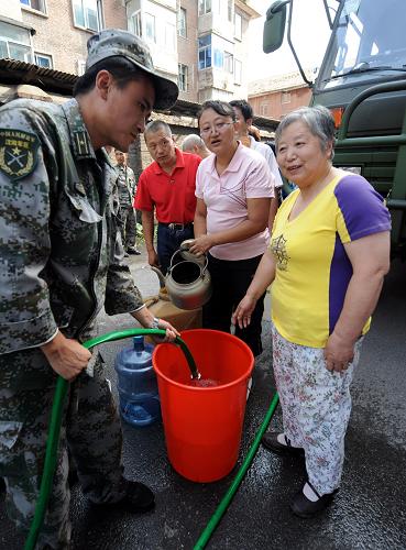 8月2日,通化市駐軍某部送水車為通化東昌區(qū)居民送水。當(dāng)日,吉林省通化市設(shè)立22個(gè)供水點(diǎn),出動(dòng)消防車輛180臺(tái)次,送水1700多噸,緩解30萬(wàn)城市居民生活用水困難。同時(shí),團(tuán)市委組織大批志愿者深入到居民區(qū),為老弱病殘、行動(dòng)不便的居民提供上門送水服務(wù),市區(qū)自備水源的單位一律對(duì)社會(huì)免費(fèi)開放,在市區(qū)增設(shè)臨時(shí)公廁,機(jī)關(guān)、學(xué)校、企業(yè)事業(yè)單位的公廁一律向社會(huì)開放。7月31日2時(shí)至8時(shí),通化市集中普降大到暴雨,當(dāng)?shù)赝ㄍ鶅羲畯S的4條自來(lái)水輸水管線全部被洪水沖斷。目前有關(guān)部門正全力組織人力物力進(jìn)行搶修。新華社記者 蔣林 攝