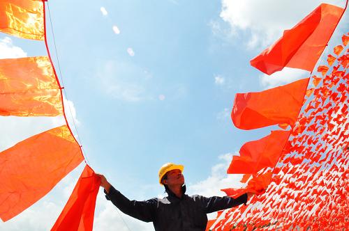 8月2日,工作人員在南寧國際會展中心懸掛彩帶,迎接即將到來的“泛北合作論壇”。 目前,廣西南寧市正積極做好各項準(zhǔn)備工作,迎接即將到來的第五屆泛北部灣經(jīng)濟合作論壇。今年的“泛北合作論壇”將于8月12日至13日廣西南寧舉行,以“中國-東盟自貿(mào)區(qū)建設(shè)與泛北部灣經(jīng)濟合作”為主題,將就中國-東盟自貿(mào)區(qū)建成與“南寧—新加坡經(jīng)濟走廊”建設(shè),泛北部灣經(jīng)濟合作中的國際投資與產(chǎn)業(yè)發(fā)展,泛北部灣航運、港口、物流合作等議題展開探討。 新華社發(fā)(陸波岸 攝)