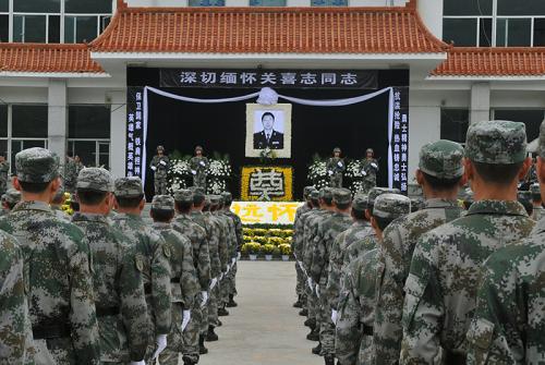 8月3日,工兵團(tuán)戰(zhàn)士們?yōu)榱沂筷P(guān)喜志送行。當(dāng)日,抗洪救災(zāi)烈士關(guān)喜志追悼會在吉林市殯儀館舉行,千余名官兵和災(zāi)區(qū)群眾為英雄送行。7月30日,沈陽軍區(qū)某集團(tuán)軍工兵團(tuán)參謀長關(guān)喜志在奉命帶領(lǐng)官兵執(zhí)行打撈化工原料桶任務(wù)中,突遇洪水上漲,為保護(hù)戰(zhàn)友和武器裝備,不幸犧牲。 新華社記者 林宏 攝