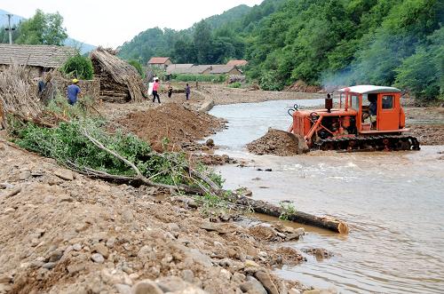 8月3日,柳河縣紅石鎮(zhèn)西安村的村民用推土機(jī)清理河道、加固堤防。7月30日以來,吉林省通化市遭受暴雨襲擊,山洪暴發(fā),大批水利設(shè)施受損、道路中斷、農(nóng)田過水、部分房屋倒塌、城市供水中斷。災(zāi)后,當(dāng)?shù)馗骷?jí)政府和群眾積極抗災(zāi)自救、加固堤防、為災(zāi)民運(yùn)送生活物資、加強(qiáng)衛(wèi)生防疫,做好準(zhǔn)備迎接即將到來的強(qiáng)降雨過程。新華社記者 蔣林 攝