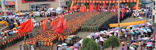 8月9日,永吉縣干部群眾隆重歡送抗洪搶險部隊官兵。當(dāng)日13時,吉林永吉縣歡送抗洪搶險部隊官兵及支援大會隆重舉行,3000余名群眾現(xiàn)場為人民子弟兵送行。7月27日至28日,永吉縣遭遇特大洪災(zāi),損失慘重。災(zāi)情發(fā)生后,中國人民解放軍某部、省邊防總隊、省消防總隊的2300多名官兵和公安干警,先后趕赴永吉災(zāi)區(qū),與省建設(shè)集團(tuán)、市消防支隊和志愿者一道,投入到解救永吉被困群眾、清淤除障和防汛筑堤的抗洪搶險任務(wù)中。新華社記者 林宏 攝