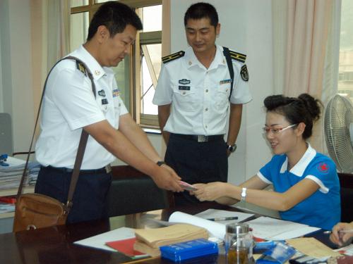 8月11日,海軍駐蘭州地區(qū)軍事代表室獻(xiàn)上部隊(duì)官兵的愛心。舟曲特大山洪泥石流災(zāi)害發(fā)生后,社會(huì)各界通過甘肅省紅十字會(huì)向?yàn)?zāi)區(qū)捐款捐物,表示對(duì)災(zāi)區(qū)的關(guān)心和祝福。截止10日上午10時(shí),甘肅紅十字會(huì)共接受捐款972萬(wàn)元,以及折合219.3萬(wàn)元的救災(zāi)物資。新華社記者 王武彬 攝