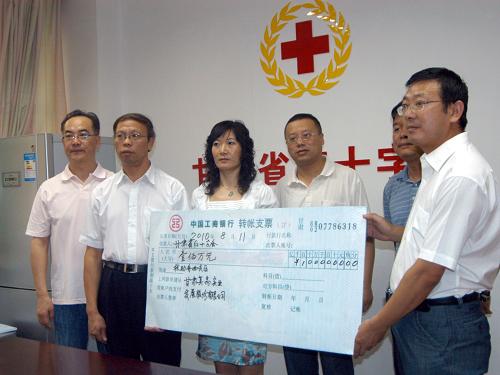 8月11日,甘肅農(nóng)墾賓館向和十字會(huì)工作人員展示捐款支票。舟曲特大山洪泥石流災(zāi)害發(fā)生后,社會(huì)各界通過甘肅省紅十字會(huì)向?yàn)?zāi)區(qū)捐款捐物,表示對(duì)災(zāi)區(qū)的關(guān)心和祝福。截止10日上午10時(shí),甘肅紅十字會(huì)共接受捐款972萬(wàn)元,以及折合219.3萬(wàn)元的救災(zāi)物資。新華社記者 王武彬 攝