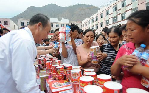 8月11日,受災群眾在舟曲三中安置點領(lǐng)取食品和飲用水。8月8日甘肅舟曲特大山洪泥石流災害發(fā)生后,舟曲縣立即對受災群眾展開安置工作。截至目前,舟曲一中和舟曲三中兩個安置點已經(jīng)搭起300頂帳篷,受災群眾基本生活得到保障,醫(yī)療、通訊、志愿者服務(wù)、心理援助等設(shè)施和功能比較完備,條件正在逐步改善。新華社記者 聶建江 攝