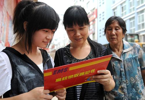 8月11日,舟曲一中的考生姚潔(左一)和母親張秋萍在看剛剛拿到的高考錄取通知書。甘肅舟曲縣特大山洪泥石流災(zāi)害發(fā)生后,郵政通道隨之中斷。8月11日,在各方努力下,郵政快遞業(yè)務(wù)恢復(fù),積壓了5天的70多份高考錄取通知書被陸續(xù)送出。新華社發(fā)(劉瀟 攝)
