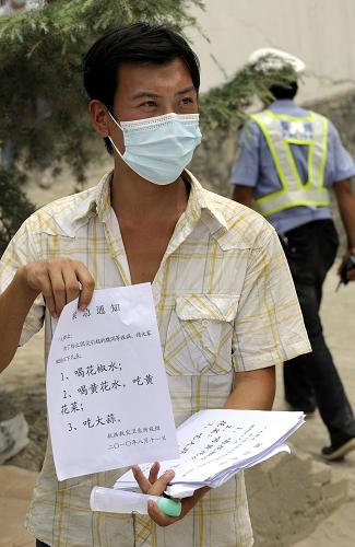 8月11日,一名青年志愿者正在向行人發(fā)放衛(wèi)生防疫宣傳單。當(dāng)日,在甘肅舟曲特大泥石流災(zāi)害救援現(xiàn)場(chǎng),大規(guī)模、專業(yè)化的防疫工作全面展開(kāi),舟曲災(zāi)區(qū)醫(yī)療衛(wèi)生工作重點(diǎn)正由醫(yī)療救援轉(zhuǎn)向衛(wèi)生防疫。目前,災(zāi)區(qū)防疫人員已經(jīng)達(dá)到200余人,另有一大批青年志愿者加入到防疫宣傳行列。新華社記者 陶明 攝