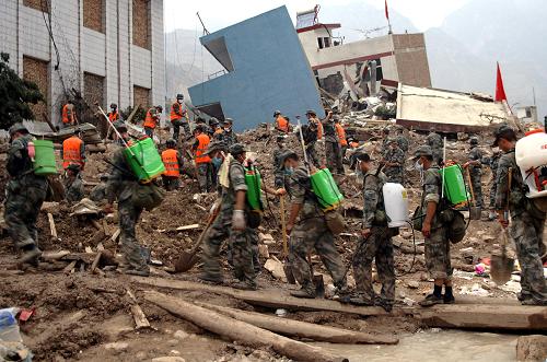 8月11日,蘭州軍區(qū)某部防化團(tuán)官兵在泥石流災(zāi)害現(xiàn)場(chǎng)噴灑消毒液。當(dāng)日,在甘肅舟曲特大泥石流災(zāi)害救援現(xiàn)場(chǎng),大規(guī)模、專業(yè)化的防疫工作全面展開(kāi),舟曲災(zāi)區(qū)醫(yī)療衛(wèi)生工作重點(diǎn)正由醫(yī)療救援轉(zhuǎn)向衛(wèi)生防疫。目前,災(zāi)區(qū)防疫人員已經(jīng)達(dá)到200余人,另有一大批青年志愿者加入到防疫宣傳行列。新華社記者 陶明 攝