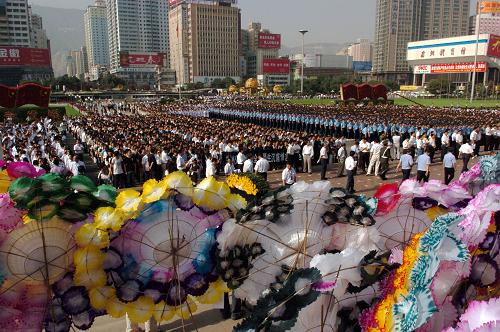 8月15日,甘肅省各族各界在蘭州東方紅廣場舉行悼念活動(dòng),深切哀悼舟曲特大山洪泥石流遇難同胞。新華社記者 武斌 攝