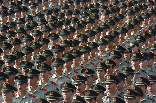 8月15日,武警官兵參加哀悼活動(dòng)。當(dāng)日,甘肅省各族各界在蘭州東方紅廣場舉行悼念活動(dòng),深切哀悼舟曲特大山洪泥石流遇難同胞。新華社記者 武斌 攝
