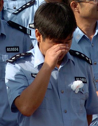 8月15日,一位民警在哀悼活動(dòng)上。當(dāng)日,甘肅省各族各界在蘭州東方紅廣場舉行悼念活動(dòng),深切哀悼舟曲特大山洪泥石流遇難同胞。新華社記者 武斌 攝
