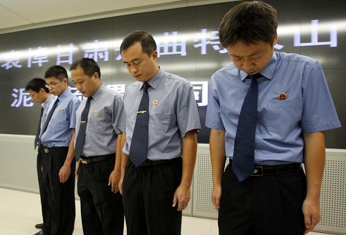 8月15日,最高人民檢察院在工作崗位上值班的檢察官們向舟曲遇難同胞默哀。當(dāng)日,中央國家機關(guān)干部職工分別在各自的辦公場所舉行莊重肅穆的哀悼活動,沉痛悼念甘肅舟曲特大山洪泥石流遇難同胞。新華社記者 吳建路 攝