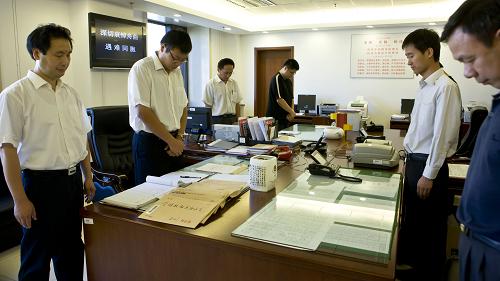 8月15日,全國政協(xié)總值班室的值班同志默哀,悼念舟曲遇難同胞。當(dāng)日,中央國家機關(guān)干部職工分別在各自的辦公場所舉行莊重肅穆的哀悼活動,沉痛悼念甘肅舟曲特大山洪泥石流遇難同胞。新華社記者 劉彬 攝