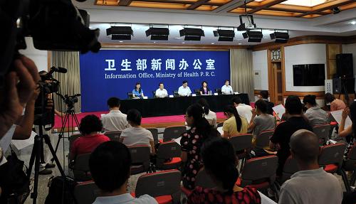 8月15日拍攝的新聞發(fā)布會現(xiàn)場。8月15日,衛(wèi)生部舉辦新聞發(fā)布會通報圣元奶粉檢測結(jié)果,未檢出己烯雌酚和醋酸甲孕酮等禁用的外源性性激素,內(nèi)源性雌激素和孕激素的檢出值符合國內(nèi)外文獻(xiàn)報道的含量范圍。衛(wèi)生部專家組評估認(rèn)為,湖北三例嬰幼兒單純性乳房早發(fā)育與食用圣元優(yōu)博嬰幼兒乳粉沒有關(guān)聯(lián),目前市場上抽檢的圣元乳粉和其他嬰幼兒乳粉激素含量沒有異常。新華社記者 何俊昌 攝