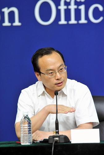 8月15日,北京協(xié)和醫(yī)院內(nèi)分泌垂體性腺學(xué)組組長伍學(xué)焱教授向記者介紹情況。8月15日,衛(wèi)生部舉辦新聞發(fā)布會通報圣元奶粉檢測結(jié)果,未檢出己烯雌酚和醋酸甲孕酮等禁用的外源性性激素,內(nèi)源性雌激素和孕激素的檢出值符合國內(nèi)外文獻(xiàn)報道的含量范圍。衛(wèi)生部專家組評估認(rèn)為,湖北三例嬰幼兒單純性乳房早發(fā)育與食用圣元優(yōu)博嬰幼兒乳粉沒有關(guān)聯(lián),目前市場上抽檢的圣元乳粉和其他嬰幼兒乳粉激素含量沒有異常。新華社記者 何俊昌 攝