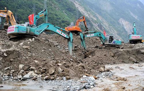 8月15日,疏通河道的工程車輛正在汶川縣映秀鎮(zhèn)加緊施工搶險。受強降雨影響,四川汶川縣多處發(fā)生泥石流、塌方等災害,10余個鄉(xiāng)鎮(zhèn)交通、通信、電力中斷,其中映秀鎮(zhèn)31人失蹤。映秀鎮(zhèn)楓香樹村紅村溝泥石流致使岷江改道,鎮(zhèn)內(nèi)部分安置房被淹。目前救災工作全面展開,道路搶通工作進入攻堅階段。新華社記者 陳凱 攝