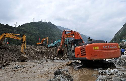 8月15日,疏通河道的工程車輛正在汶川縣映秀鎮(zhèn)加緊施工搶險。受強降雨影響,四川汶川縣多處發(fā)生泥石流、塌方等災害,10余個鄉(xiāng)鎮(zhèn)交通、通信、電力中斷,其中映秀鎮(zhèn)31人失蹤。映秀鎮(zhèn)楓香樹村紅村溝泥石流致使岷江改道,鎮(zhèn)內(nèi)部分安置房被淹。目前救災工作全面展開,道路搶通工作進入攻堅階段。新華社記者 陳凱 攝