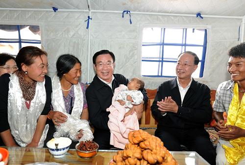8月17日,中共中央政治局常委、中央紀(jì)委書(shū)記賀國(guó)強(qiáng)在青海省玉樹(shù)藏族自治州出席玉樹(shù)地震災(zāi)后安置、恢復(fù)重建暨監(jiān)督檢查工作匯報(bào)會(huì)并發(fā)表講話。會(huì)前,賀國(guó)強(qiáng)深入玉樹(shù)災(zāi)區(qū),看望慰問(wèn)災(zāi)區(qū)各族干部群眾和奮戰(zhàn)在恢復(fù)重建一線的廣大建設(shè)者,實(shí)地考察受災(zāi)群眾安置、災(zāi)后恢復(fù)重建及監(jiān)督檢查工作情況。這是在結(jié)古鎮(zhèn)扎西大同村,賀國(guó)強(qiáng)走進(jìn)村民卓瑪永吉(左二)家中,抱著卓瑪永吉兩個(gè)月大的小孫女,與一家人親切攀談。新華社記者 李濤 攝