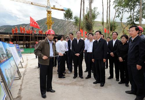 8月17日,中共中央政治局常委、中央紀(jì)委書(shū)記賀國(guó)強(qiáng)在青海省玉樹(shù)藏族自治州出席玉樹(shù)地震災(zāi)后安置、恢復(fù)重建暨監(jiān)督檢查工作匯報(bào)會(huì)并發(fā)表講話。會(huì)前,賀國(guó)強(qiáng)深入玉樹(shù)災(zāi)區(qū),看望慰問(wèn)災(zāi)區(qū)各族干部群眾和奮戰(zhàn)在恢復(fù)重建一線的廣大建設(shè)者,實(shí)地考察受災(zāi)群眾安置、災(zāi)后恢復(fù)重建及監(jiān)督檢查工作情況。這是在玉樹(shù)縣第一民族中學(xué)施工現(xiàn)場(chǎng)展板前,賀國(guó)強(qiáng)聽(tīng)取工作人員介紹工程進(jìn)展情況。新華社記者 李濤 攝