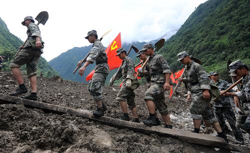 8月19日,解放軍戰(zhàn)士前往云南貢山普拉底鄉(xiāng)特大泥石流災(zāi)害現(xiàn)場展開搜救工作。8月18日凌晨1時許,云南省怒江傈僳族自治州貢山獨龍族怒族自治縣普拉底鄉(xiāng)力透底村委會東月各村民小組發(fā)生特大山洪泥石流災(zāi)害。截至19日21時,災(zāi)害已造成6人死亡,86人失蹤,重傷9人,輕傷30人。目前搜救工作正在緊張進行。近千名解放軍、武警和消防官兵在災(zāi)害發(fā)生后立即趕往災(zāi)區(qū),轉(zhuǎn)移群眾、搭建帳篷、搜救失蹤者、發(fā)放物資等,不畏艱險,不怕辛苦,在搶險救災(zāi)中發(fā)揮了重要作用。新華社記者 藺以光 攝