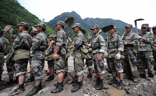 8月19日,一些解放軍戰(zhàn)士在云南貢山普拉底鄉(xiāng)特大泥石流災(zāi)害現(xiàn)場整裝待發(fā),準備展開搜救工作。8月18日凌晨1時許,云南省怒江傈僳族自治州貢山獨龍族怒族自治縣普拉底鄉(xiāng)力透底村委會東月各村民小組發(fā)生特大山洪泥石流災(zāi)害。截至19日21時,災(zāi)害已造成6人死亡,86人失蹤,重傷9人,輕傷30人。目前搜救工作正在緊張進行。近千名解放軍、武警和消防官兵在災(zāi)害發(fā)生后立即趕往災(zāi)區(qū),轉(zhuǎn)移群眾、搭建帳篷、搜救失蹤者、發(fā)放物資等,不畏艱險,不怕辛苦,在搶險救災(zāi)中發(fā)揮了重要作用。新華社記者 藺以光 攝