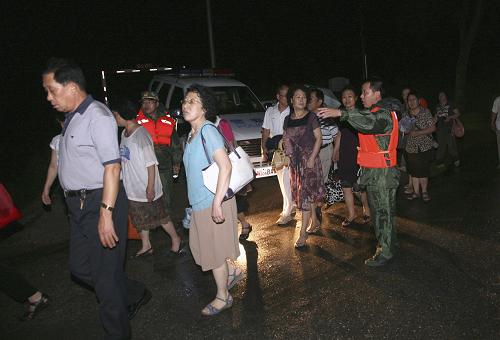 8月21日零時(shí)許,丹東公安邊防支隊(duì)馬市派出所官兵緊急組織外地游客撤離被洪水圍困的馬市島。8月19日夜至21日,遼寧丹東再次遭遇強(qiáng)降雨天氣,局部出現(xiàn)特大暴雨,鴨綠江支流愛河流域發(fā)生超警戒水位洪水,丹東公安邊防支隊(duì)官兵迅速行動(dòng),組織城郊馬市島5個(gè)村的遇險(xiǎn)群眾緊急撤離險(xiǎn)區(qū),并成功救出多名被洪水圍困的游客和村民。新華社發(fā)(戚萬鵬 攝)