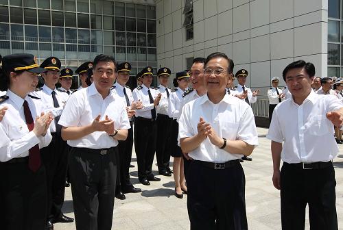 8月21日,溫家寶來到深圳灣口岸的口岸監(jiān)控中心,了解口岸通關(guān)情況,看望口岸監(jiān)管人員。今年是深圳特區(qū)成立30周年,中共中央政治局常委、國務(wù)院總理溫家寶于8月20日至21日深入深圳的企業(yè)、科研院所、口岸和社區(qū),就發(fā)展戰(zhàn)略性新型產(chǎn)業(yè),加快轉(zhuǎn)變經(jīng)濟(jì)發(fā)展方式進(jìn)行調(diào)研。新華社記者 劉衛(wèi)兵 攝