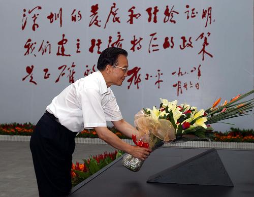 8月21日,溫家寶專程來到深圳博物館參觀《改革開放總設(shè)計(jì)師鄧小平》大型展覽。這是溫家寶參觀展覽前向鄧小平同志塑像獻(xiàn)花。今年是深圳特區(qū)成立30周年,中共中央政治局常委、國務(wù)院總理溫家寶于8月20日至21日深入深圳的企業(yè)、科研院所、口岸和社區(qū),就發(fā)展戰(zhàn)略性新型產(chǎn)業(yè),加快轉(zhuǎn)變經(jīng)濟(jì)發(fā)展方式進(jìn)行調(diào)研。新華社記者 劉衛(wèi)兵 攝