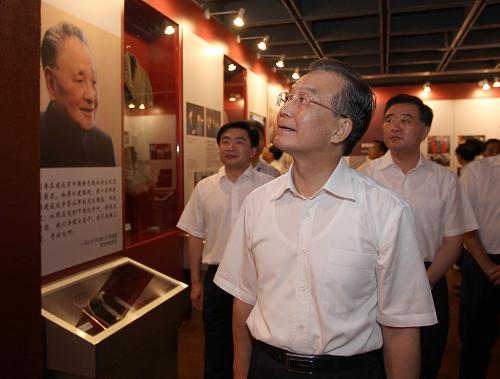 8月21日,溫家寶專程來到深圳博物館參觀《改革開放總設(shè)計(jì)師鄧小平》大型展覽,仔細(xì)觀看鄧小平生平事跡。今年是深圳特區(qū)成立30周年,中共中央政治局常委、國務(wù)院總理溫家寶于8月20日至21日深入深圳的企業(yè)、科研院所、口岸和社區(qū),就發(fā)展戰(zhàn)略性新型產(chǎn)業(yè),加快轉(zhuǎn)變經(jīng)濟(jì)發(fā)展方式進(jìn)行調(diào)研。新華社記者 劉衛(wèi)兵 攝
