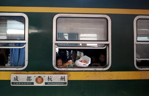 8月24日,在杭州開往成都的1271次列車上,幾名“小候鳥”望著車窗外前來送別的親人。暑假就要結(jié)束,利用假期“飛”到父母身邊團(tuán)聚的“小候鳥”們紛紛返鄉(xiāng)。近日,在杭州火車站,每天有眾多外來務(wù)工人員子女與父母短暫相聚后又離別,帶著對親人的戀戀不舍乘車踏上返鄉(xiāng)之路。新華社記者 韓傳號 攝