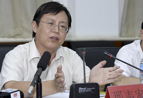 8月24日,北京市人口普查辦公室副主任邢志宏回答記者提問(wèn)。據(jù)北京市人口普查辦公室介紹,截至24日,北京市戶(hù)口整頓和摸底入戶(hù)調(diào)查已經(jīng)開(kāi)展了10天,北京市10萬(wàn)名普查員走街串巷,深入每一戶(hù)居民家中進(jìn)行戶(hù)口整頓、摸底、核對(duì)、登記工作,普查人口已達(dá)300萬(wàn),總體來(lái)說(shuō)進(jìn)展順利。新華社發(fā)(張宇 攝)