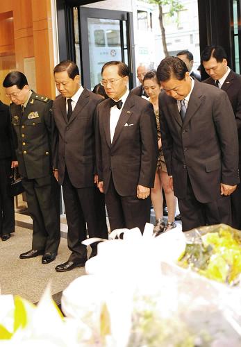 8月24日,香港特別行政區(qū)行政長官曾蔭權(quán)(前右二)、中央駐港聯(lián)絡(luò)辦主任彭清華(前左二)、外交部駐港特派員呂新華(前右一)及中國人民解放軍駐香港部隊(duì)副政委饒新建(前左一)在吊唁處向遇難香港同胞默哀。當(dāng)日,香港民政事務(wù)總署在灣仔禮頓山禮堂設(shè)立吊唁處,悼念在菲律賓馬尼拉香港旅行團(tuán)被挾持事件中遇難的香港同胞。新華社發(fā)(李秋嬋 攝)