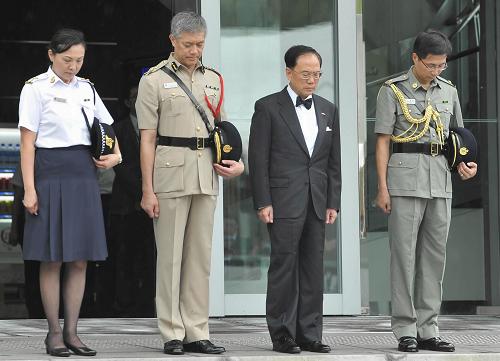 8月24日,香港特別行政區(qū)行政長官曾蔭權(quán)(右二)同政府官員為菲律賓人質(zhì)事件中遇難的香港同胞默哀。當(dāng)日,香港特區(qū)政府機(jī)構(gòu)所有特區(qū)區(qū)旗下半旗,沉痛哀悼23日在菲律賓人質(zhì)事件中遇難的香港同胞。新華社發(fā)