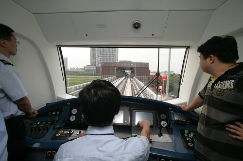 8月27日,北京軌道交通亦莊線的試運(yùn)營列車駛往榮昌街站。當(dāng)日,北京軌道交通亦莊線開始空載試運(yùn)行,預(yù)計(jì)今年11月底將實(shí)現(xiàn)通車試運(yùn)營,比計(jì)劃工期提前一個(gè)月。北京軌道交通亦莊線全長約23.2公里,途經(jīng)豐臺(tái)、朝陽、大興、通州四個(gè)行政區(qū)和亦莊開發(fā)區(qū),起點(diǎn)位于地鐵五號(hào)線宋家莊站,終點(diǎn)為亦莊新城規(guī)劃區(qū)東邊界的亦莊火車站。新華社發(fā)(黎方益 攝)