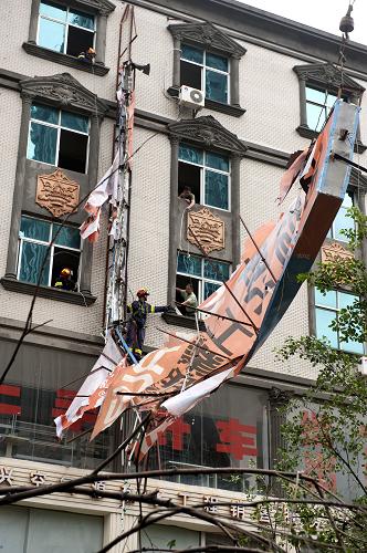 9月10日,福建省石獅市消防人員在搶修市區(qū)受損的廣告設(shè)施。今年第10號(hào)臺(tái)風(fēng)“莫蘭蒂”于10日3時(shí)30分在福建省石獅市登陸,登陸時(shí)中心氣壓975百帕,近中心最大風(fēng)力12級(jí),未來(lái)將向偏北方向移動(dòng)。受今年第10號(hào)臺(tái)風(fēng)影響,福建全省共轉(zhuǎn)移群眾14.53萬(wàn)人。其中組織臺(tái)灣淺灘、閩南和閩中漁場(chǎng)作業(yè)的3.32萬(wàn)艘漁船于9日20時(shí)前全部進(jìn)港避風(fēng),安全轉(zhuǎn)移漁船上人員9.56萬(wàn)人;漳州、廈門、泉州、莆田、福州(平潭)沿海漁排上的各類人員2.19萬(wàn)人已于9日20時(shí)前全部撤離上岸;各地還組織轉(zhuǎn)移了陸上各類危險(xiǎn)區(qū)域人員2.78萬(wàn)人。新華社記者 姜克紅 攝